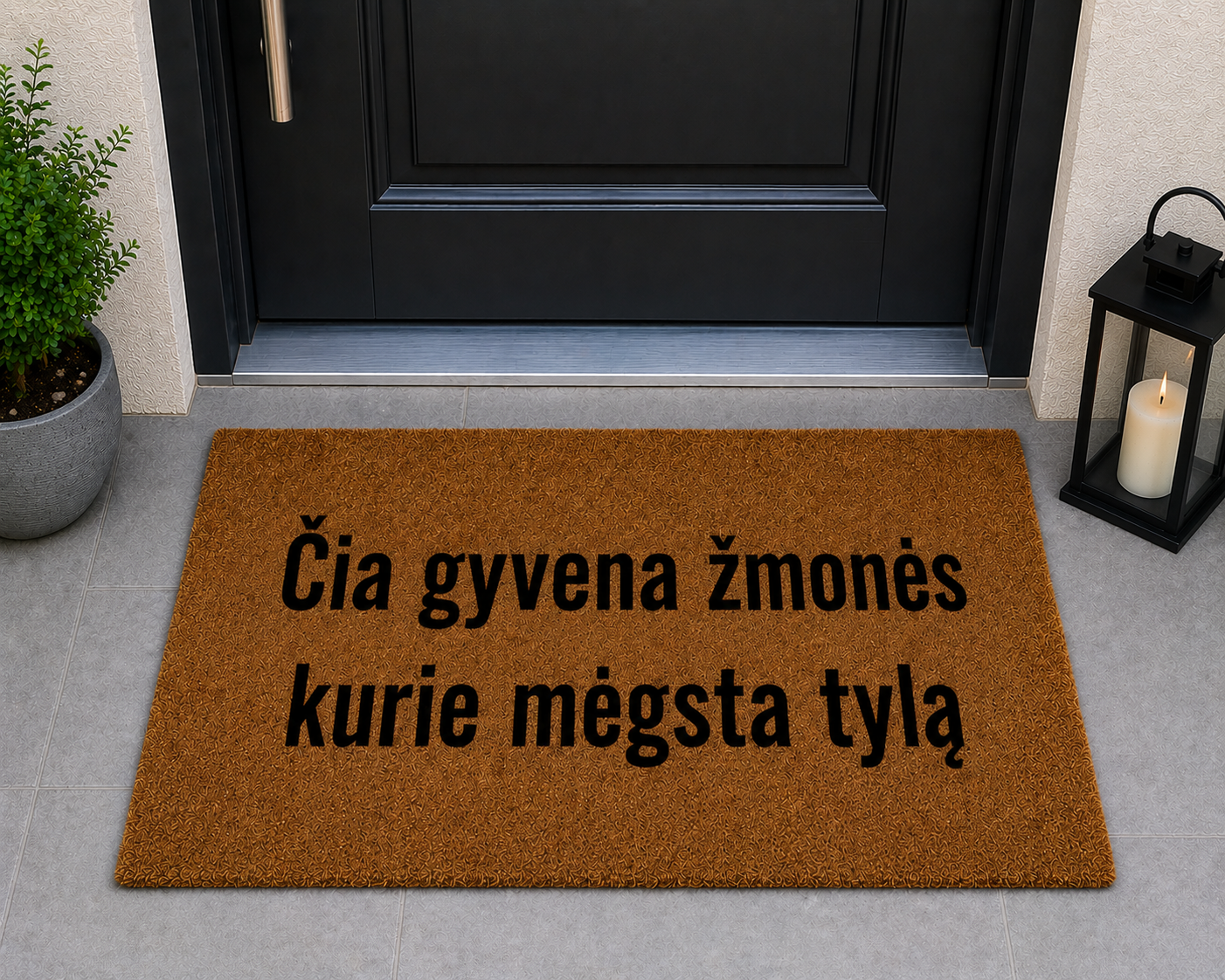 Rankų darbo durų kilimėlis „Čia gyvena žmonės, kurie vertina tylą“