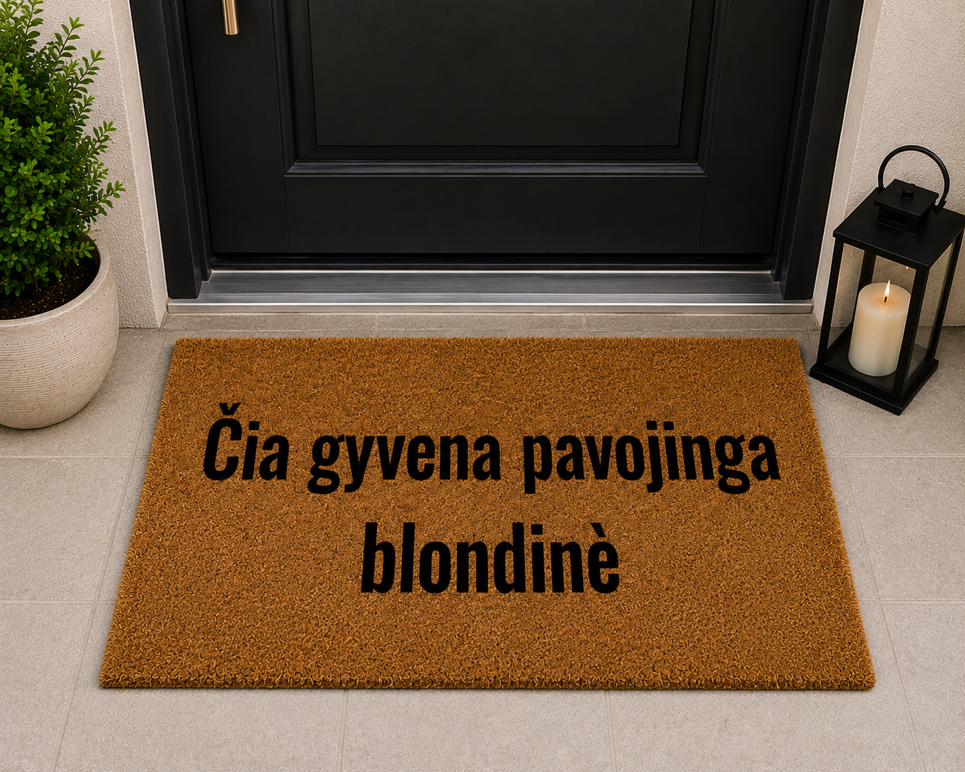 Rankų darbo durų kilimėlis „Čia gyvena pavojinga blondinė“
